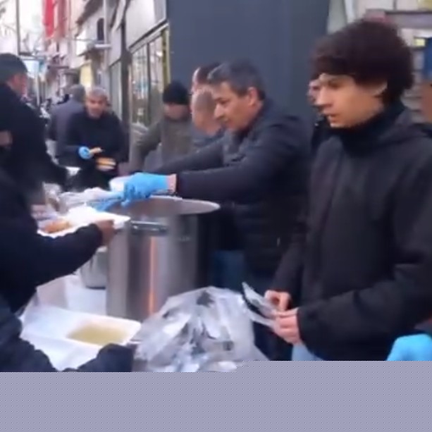 Mahalleli kendi imkanlarıyla bin kişiye iftar verdi
