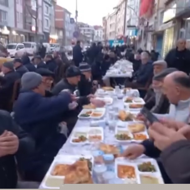 Mahalleli kendi imkanlarıyla bin kişiye iftar verdi
