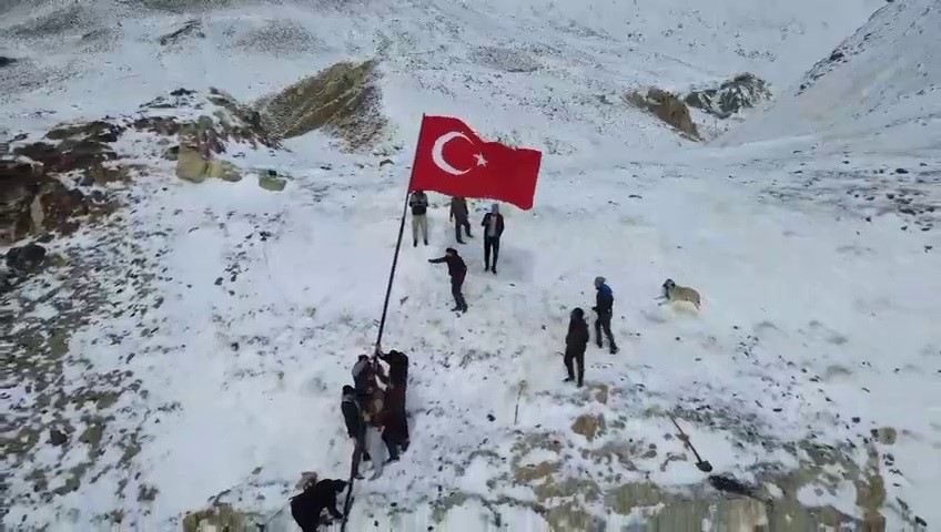 Mahallenin en yüksek tepesine Türk bayrağı diktiler

