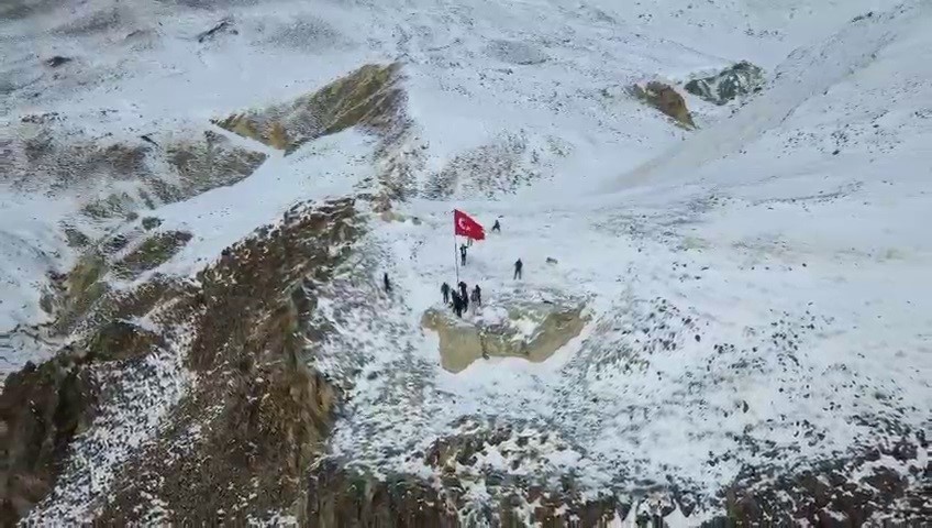 Mahallenin en yüksek tepesine Türk bayrağı diktiler
