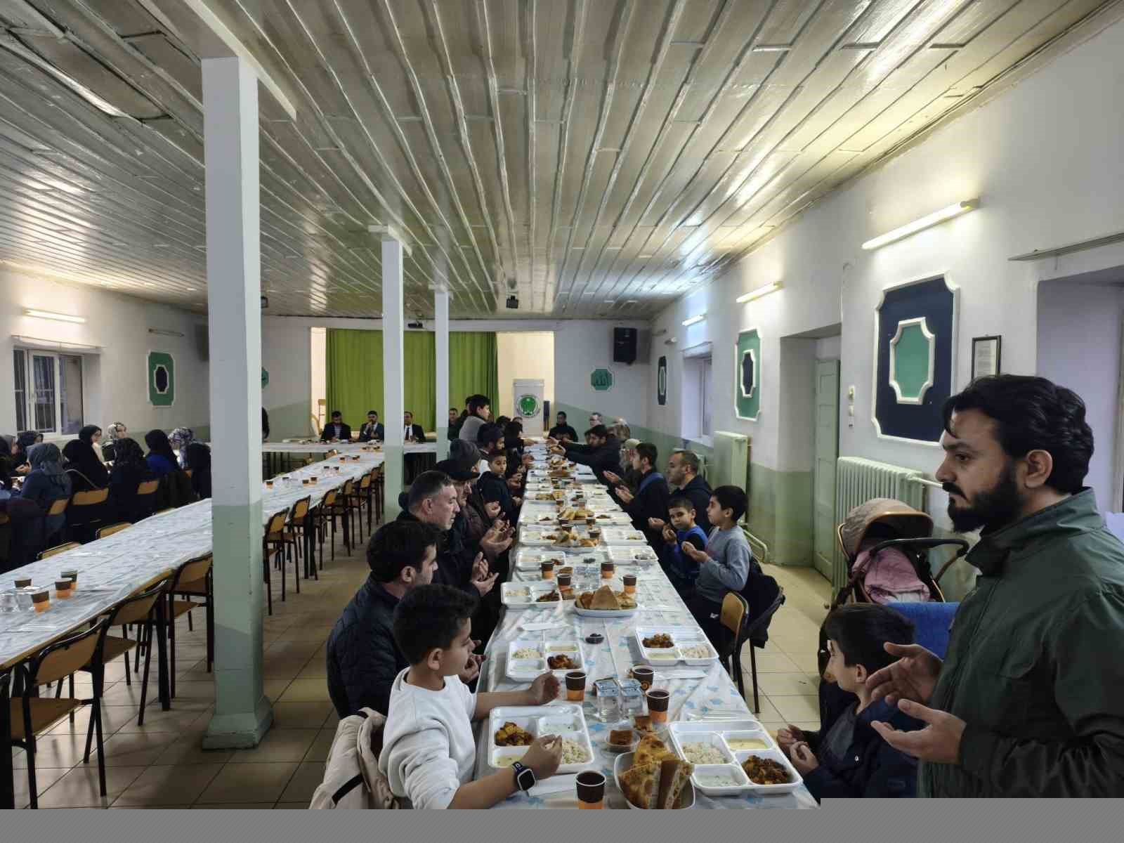 Mahmudiye İlçe Müftülüğü personeli ve aileleri iftarda buluştu
