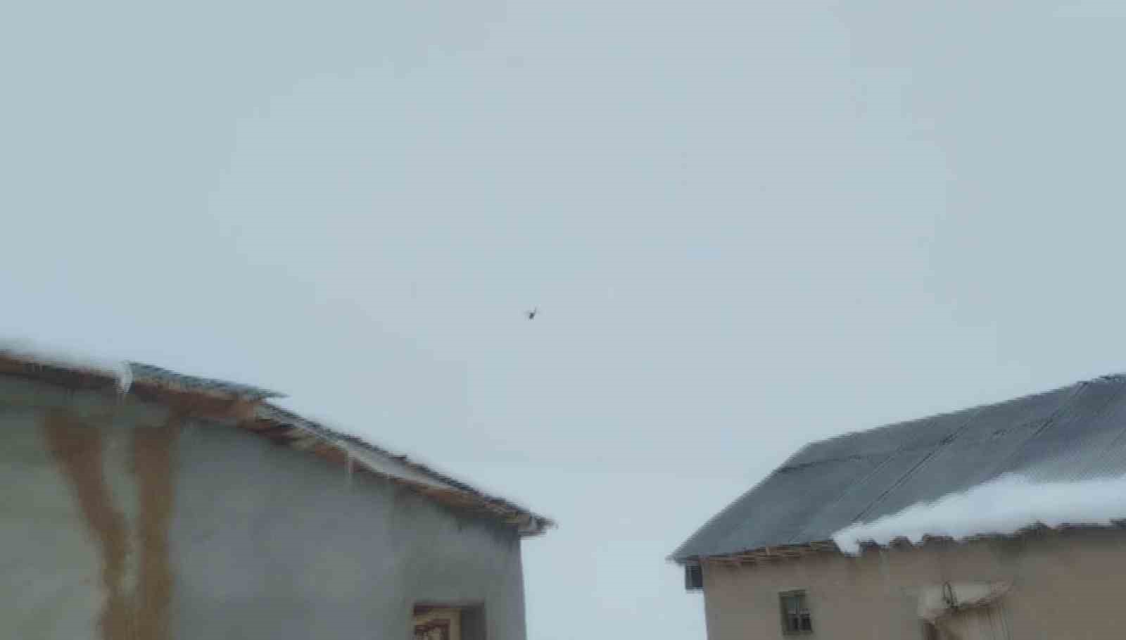 Mahsur kalan hastayı almaya giden helikoptere bez sallayarak yol gösterdi
