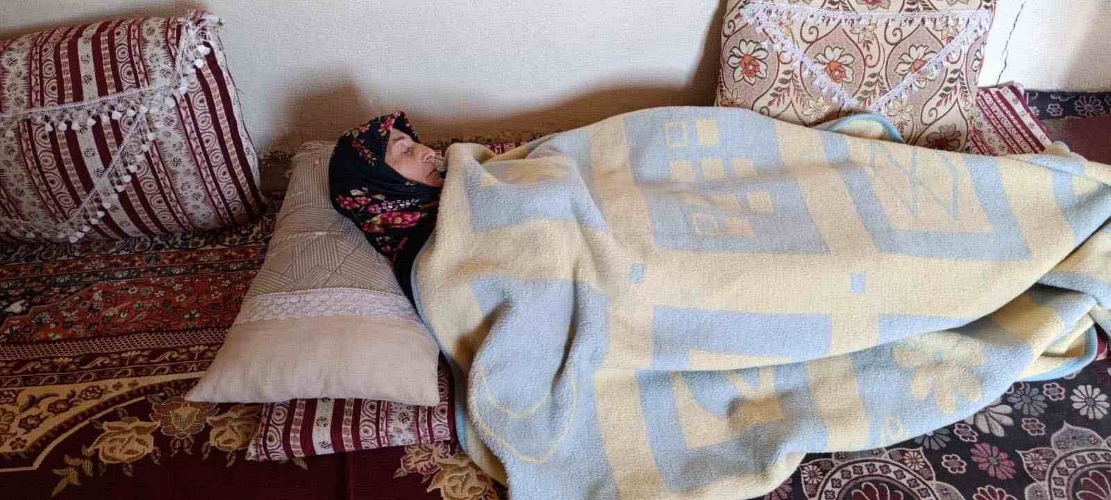 Mahsur kalan hastayı almaya giden helikoptere bez sallayarak yol gösterdi
