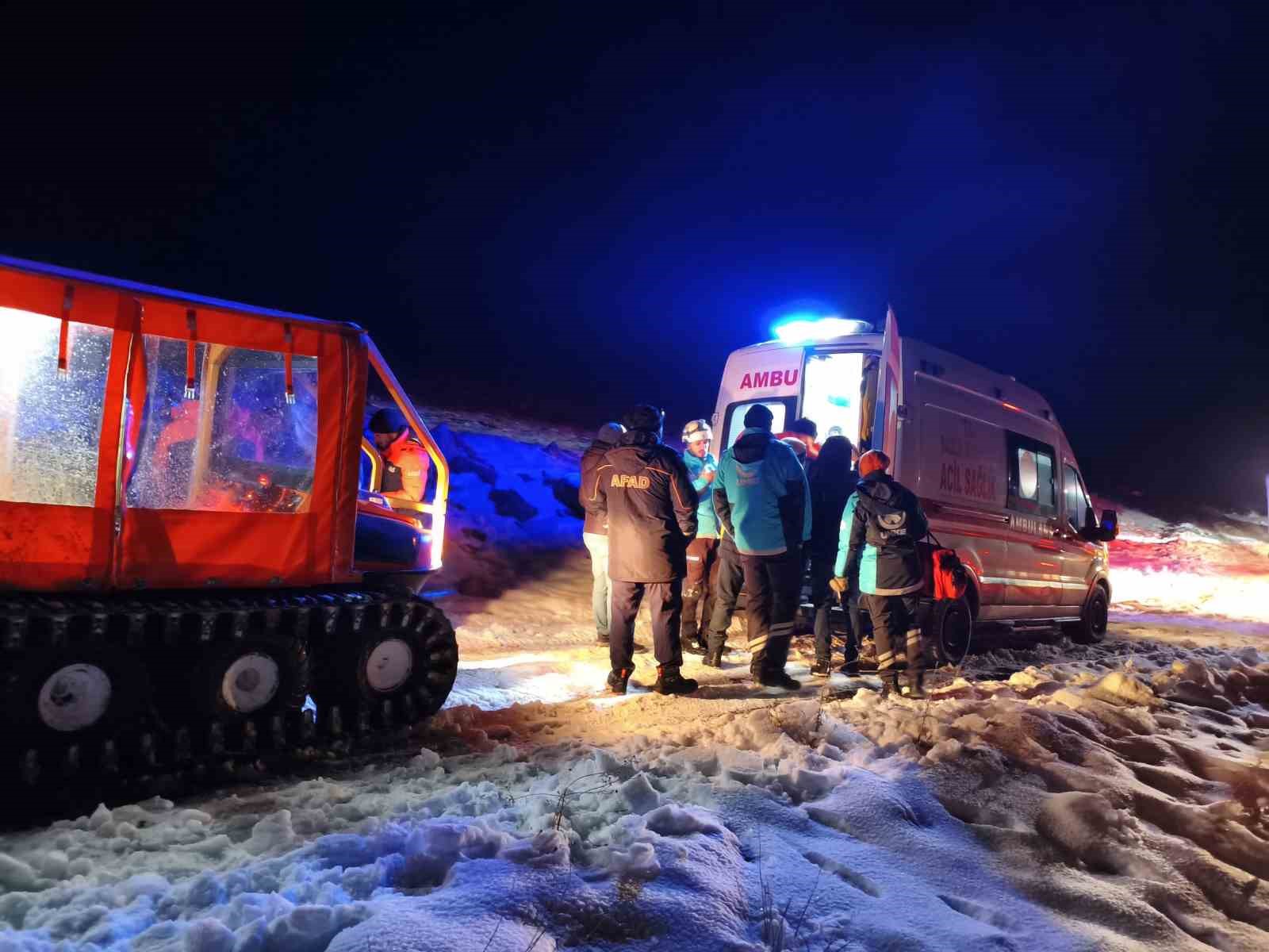 Mahsur kalarak donma tehlikesi geçiren 3 işçiyi ekipler kurtardı
