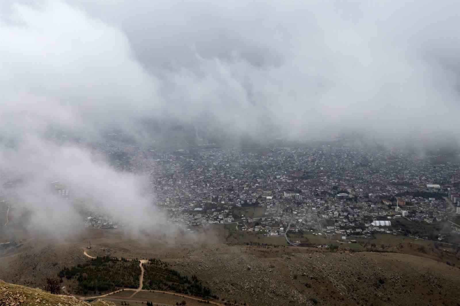 Makam Dağı’ndan sis altında kalan Ergani görüntülendi
