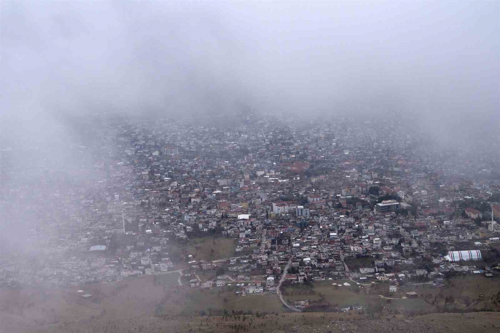 Makam Dağı’ndan sis altında kalan Ergani görüntülendi
