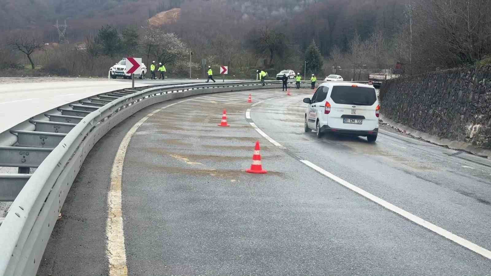 Makaslayan tır kara yolunu kapattı

