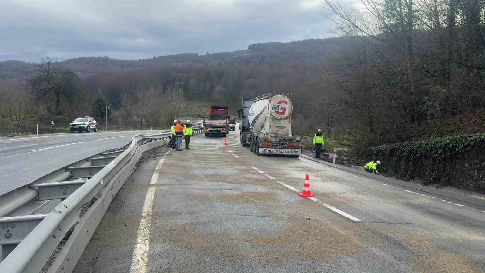 Makaslayan tır kara yolunu kapattı
