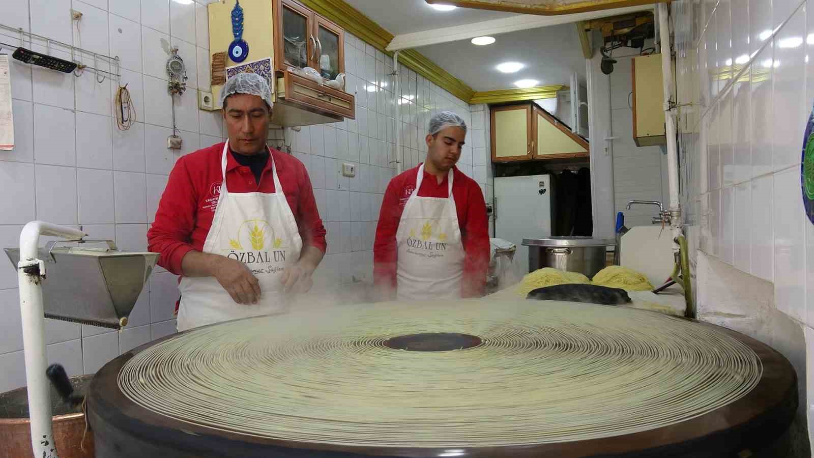 Makine üretimine karşı el dökümü kadayıf
