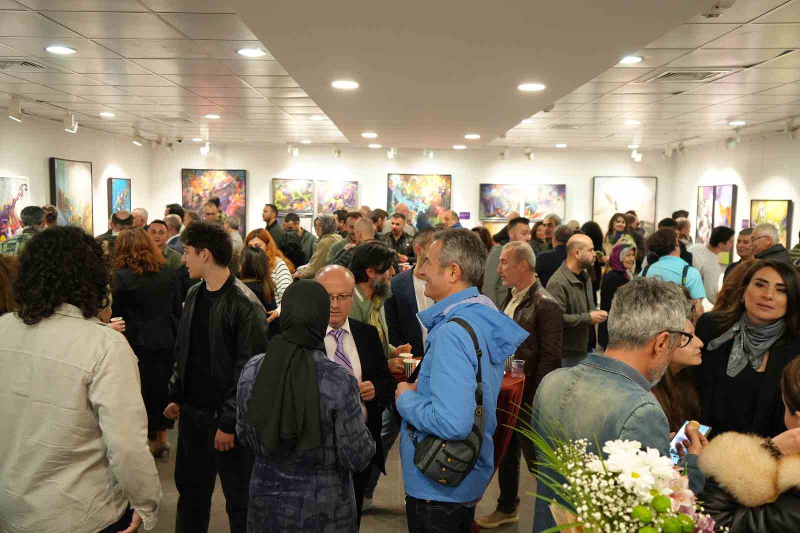 Makineleşen insan eleştirisi tuvale yansıdı: "Transhüman-izm" Samsun’da açıldı
