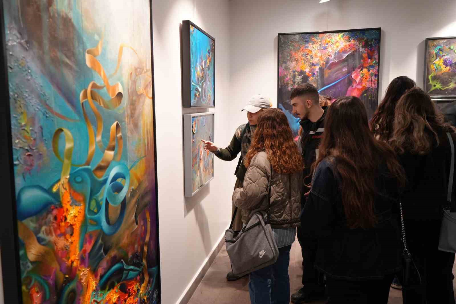 Makineleşen insan eleştirisi tuvale yansıdı: "Transhüman-izm" Samsun’da açıldı
