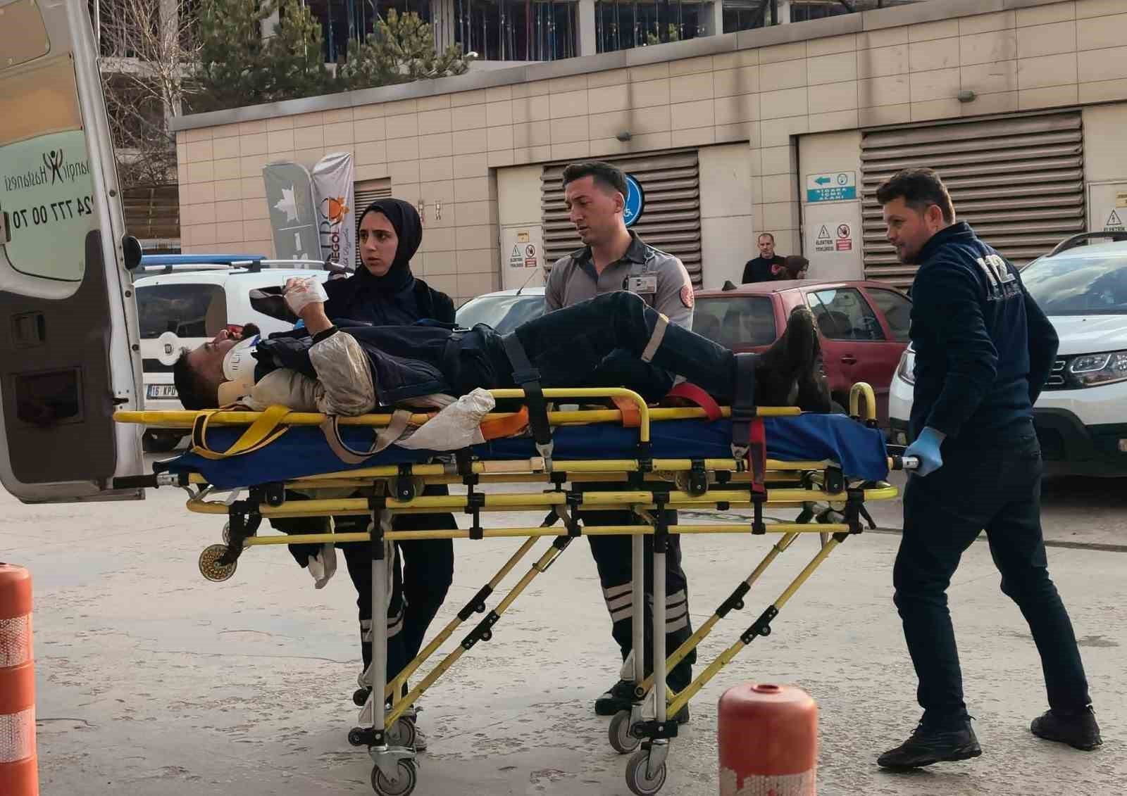 Makineye sıkışan işçi ağır yaralandı
