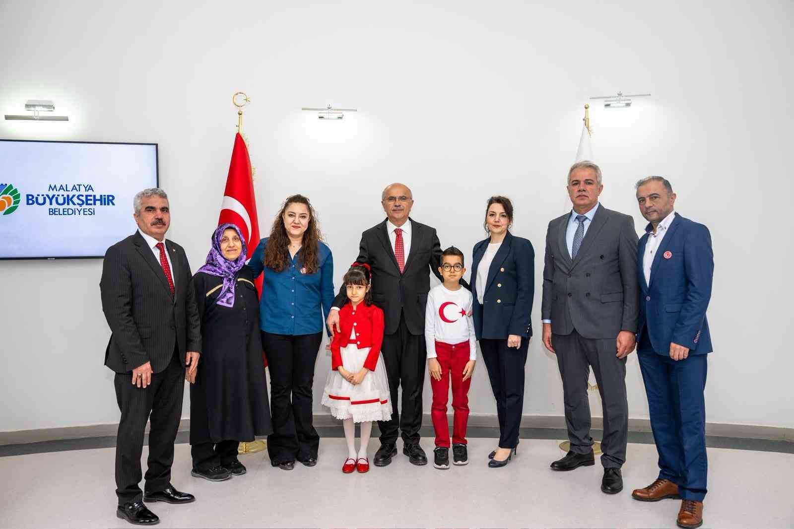 Malatya Büyükşehir Belediye Başkanı Sami Er, koltuğunu Ece Sayar’a devretti
