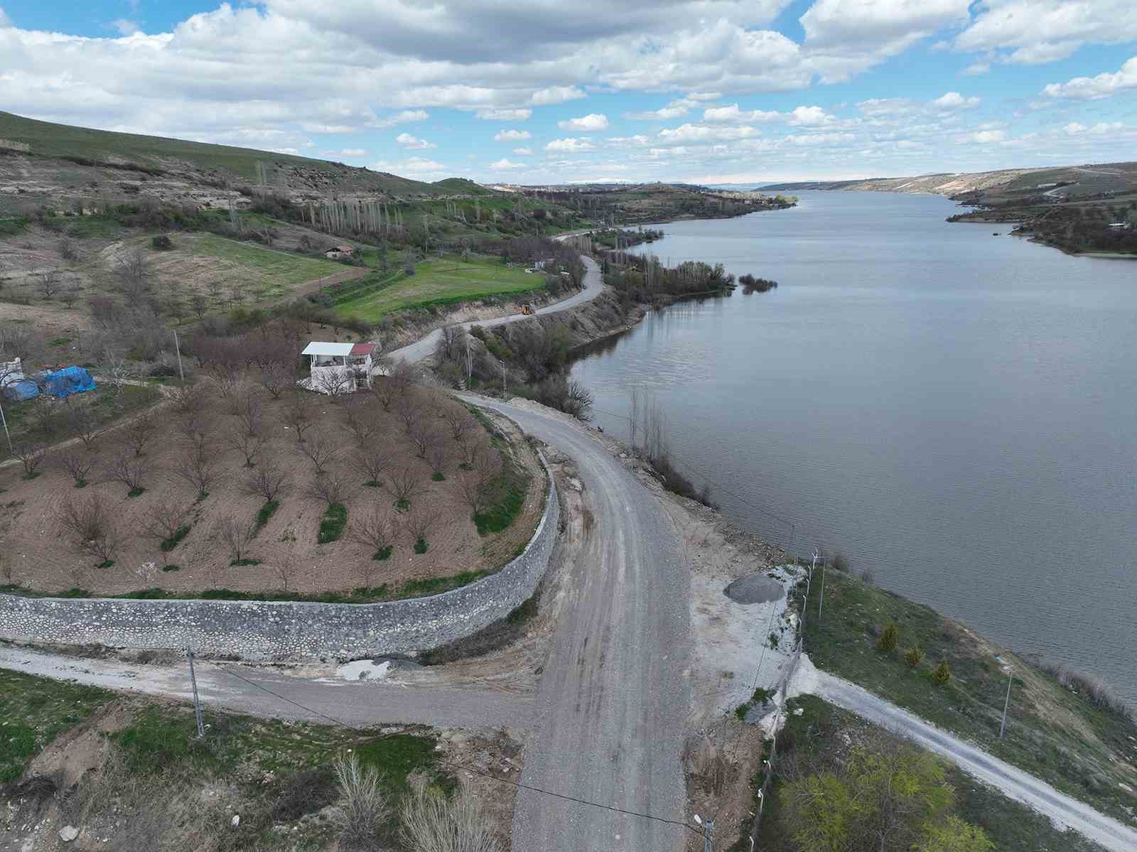 Malatya Büyükşehir Belediyesi Akçadağ’da grup yolunu yeniliyor
