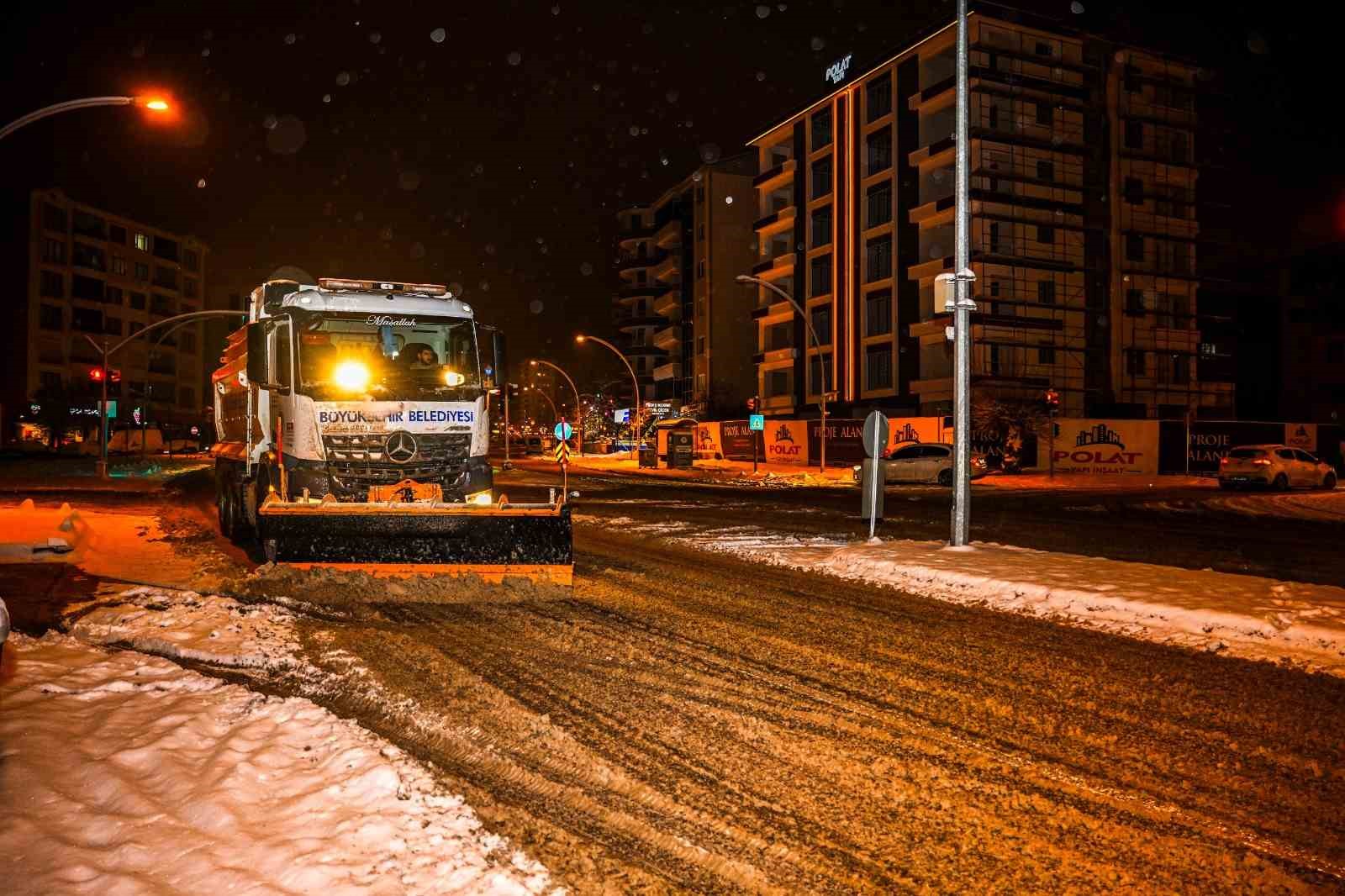Malatya Büyükşehir Belediyesi karla mücadelede 7/24 sahada
Malatya Büyükşehir Belediyesi karla mücadelede 7/24 sahada