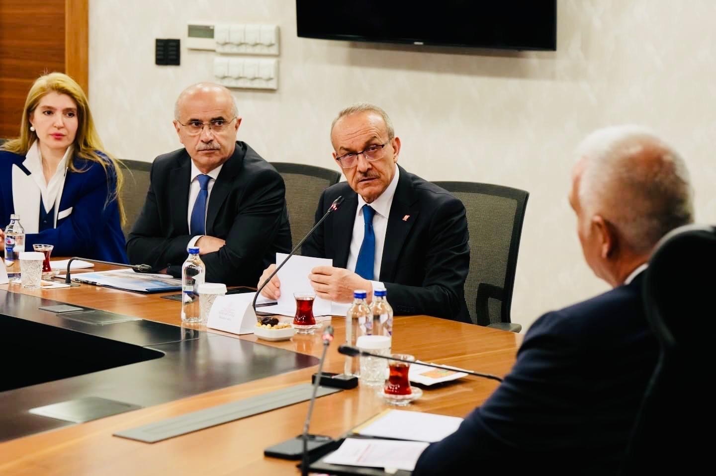 Malatya için görüşmeler, ülke gündemine yakın takip
Malatya için görüşmeler, ülke gündemine yakın takip