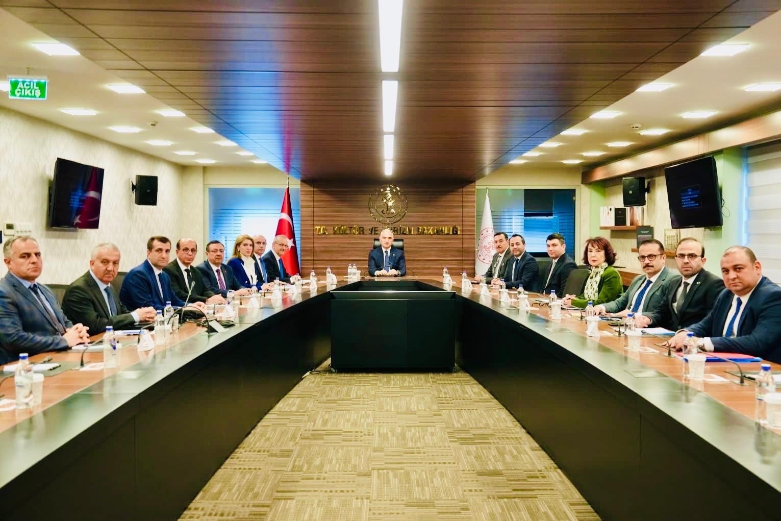 Malatya için görüşmeler, ülke gündemine yakın takip
Malatya için görüşmeler, ülke gündemine yakın takip