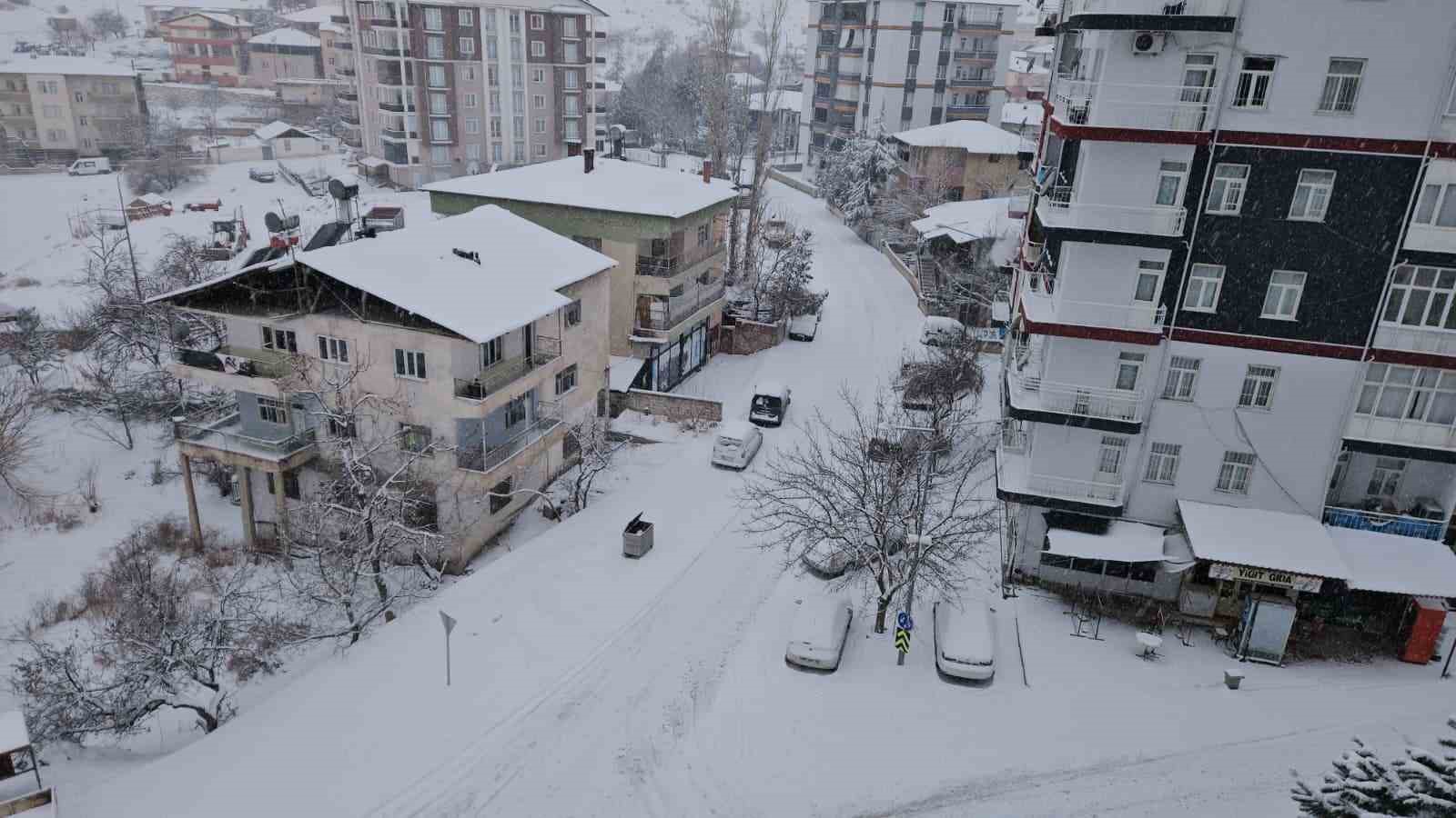 Malatya kırsalında kar kalınlığı 30 santimetreyi buldu

