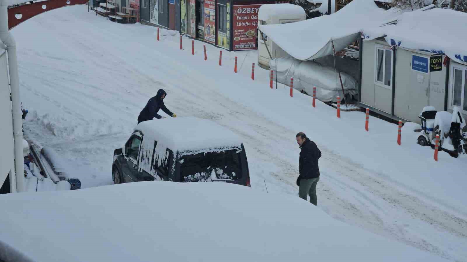 Malatya kırsalında kar kalınlığı 30 santimetreyi buldu
