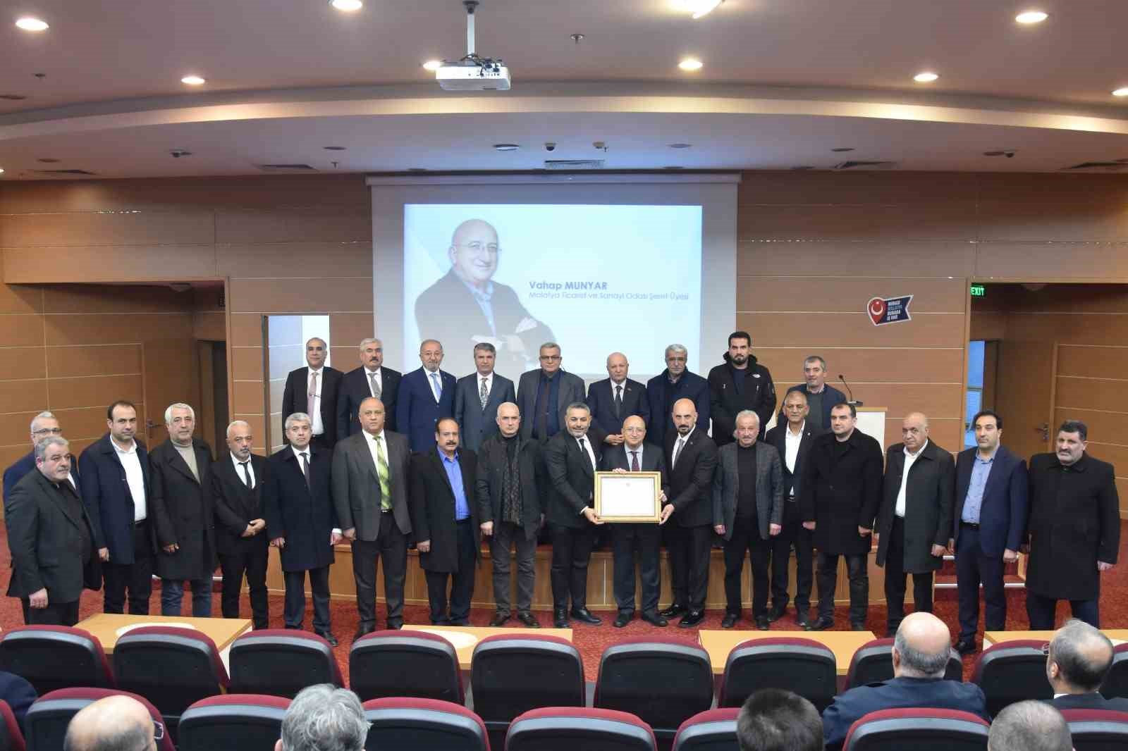 Malatya TSO’dan Vahap Munyar’a "Şeref Üyeliği Beratı"
