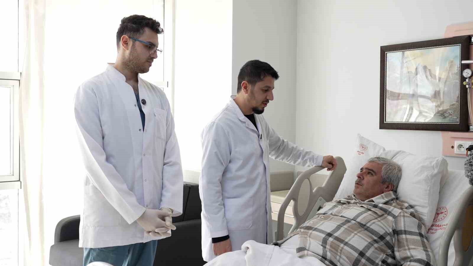 Malatya’da 20 santimetrelik kitle kapalı yöntemle çıkarıldı
