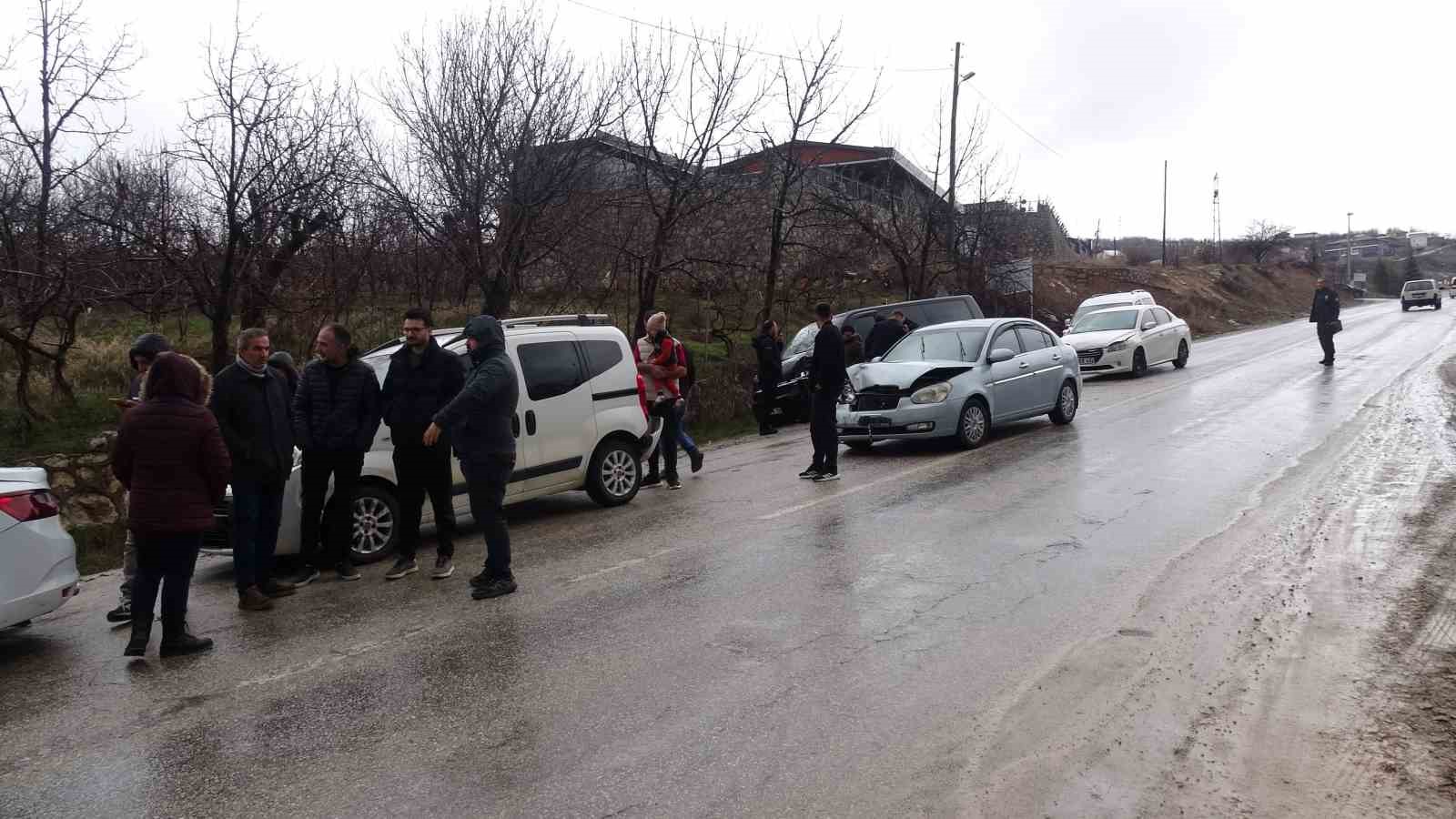 Malatya’da 5 araçlı zincirleme kaza: 4 yaralı

