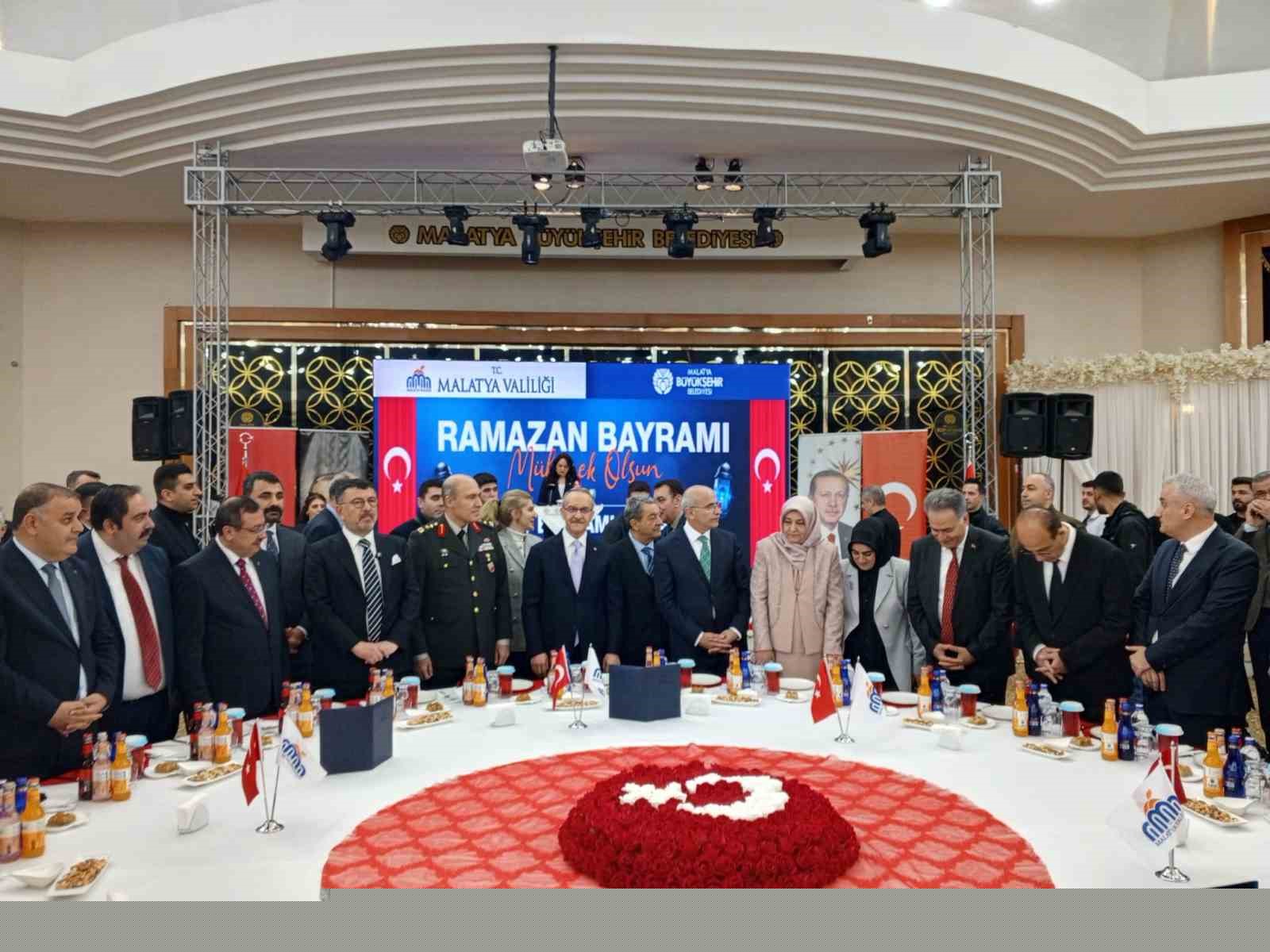 Malatya’da bayramlaşma programına yoğun katılım
