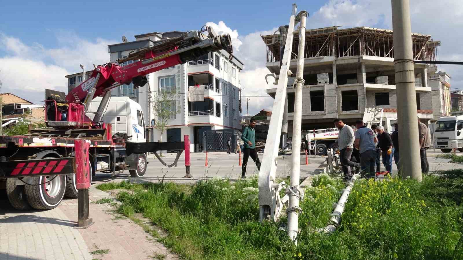 Malatya’da beton pompası devrildi, faciadan dönüldü

