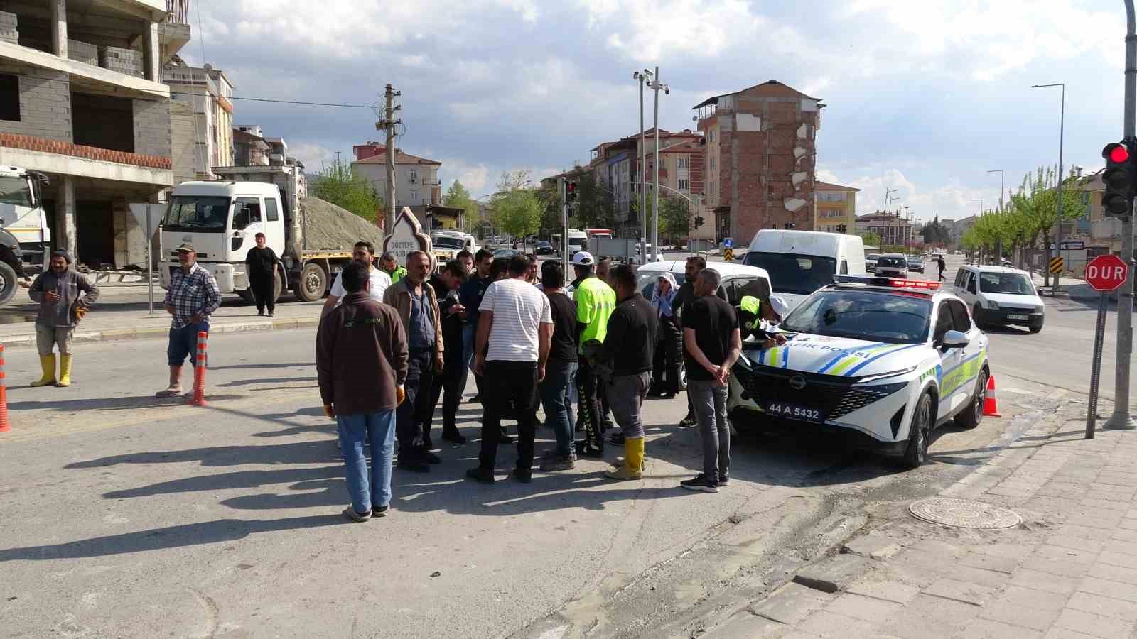 Malatya’da beton pompası devrildi, faciadan dönüldü
