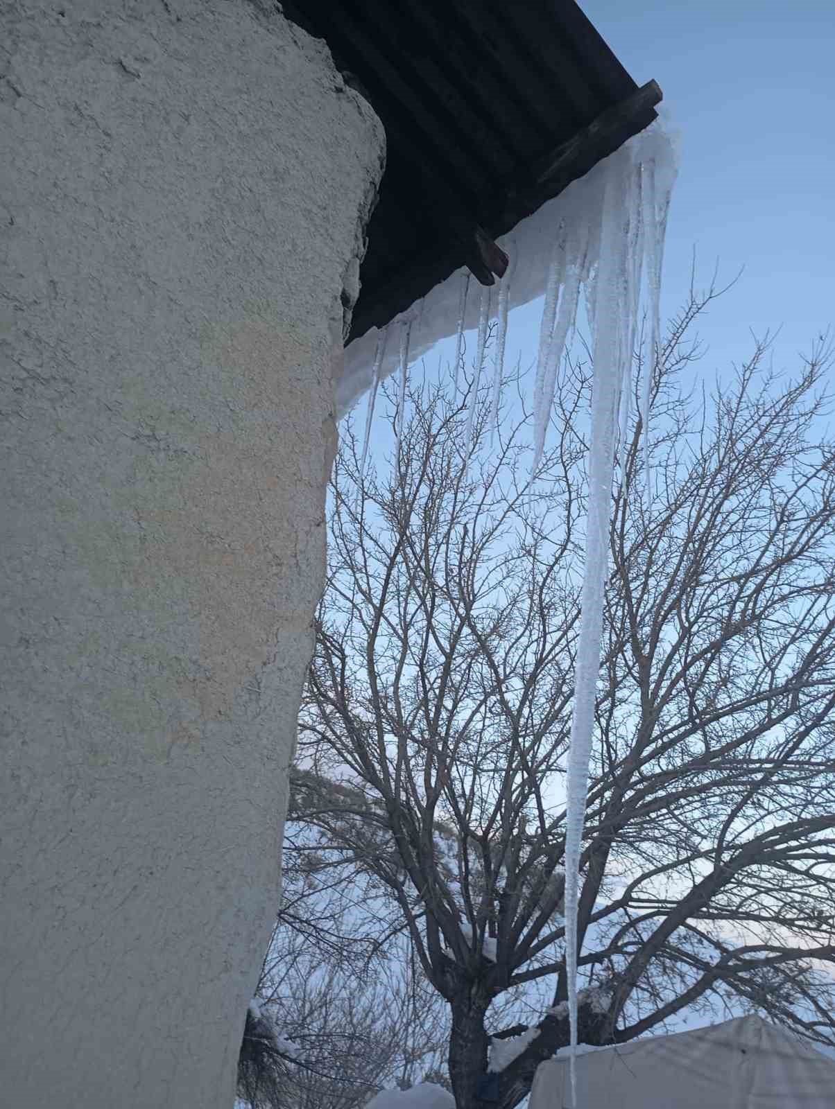 Malatya’da buz sarkıtları metreyle ölçüldü
