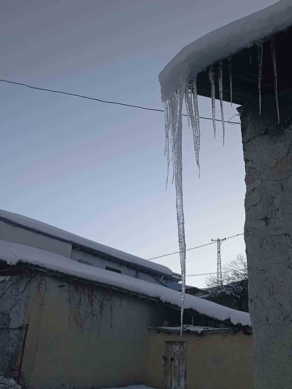Malatya’da buz sarkıtları metreyle ölçüldü
