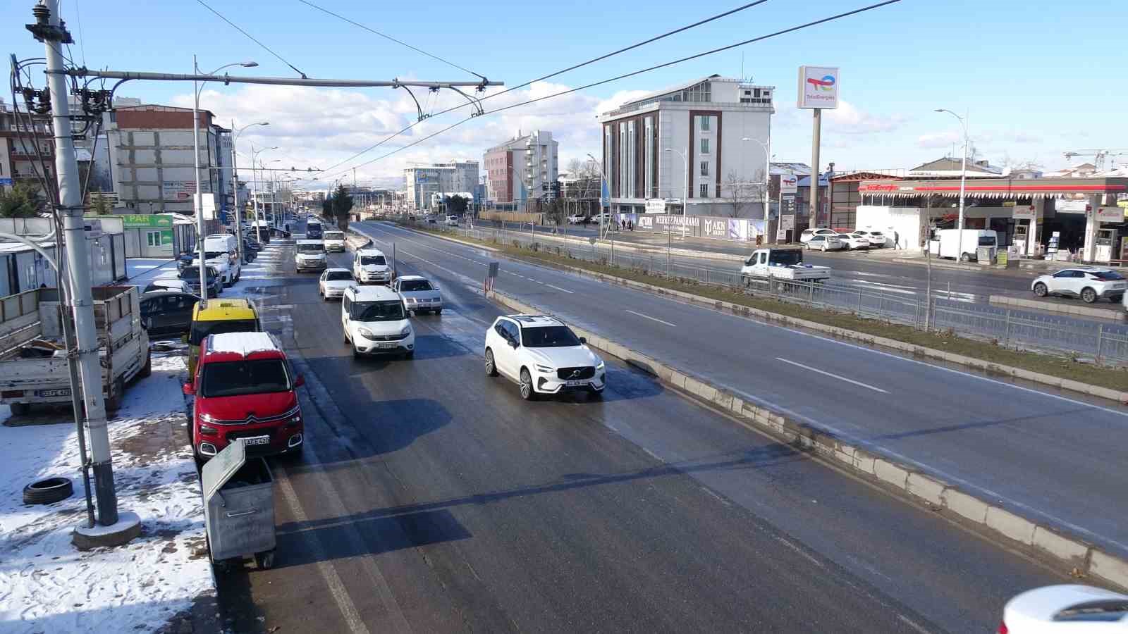Malatya’da buzlanma servis araçlarını da vurdu
