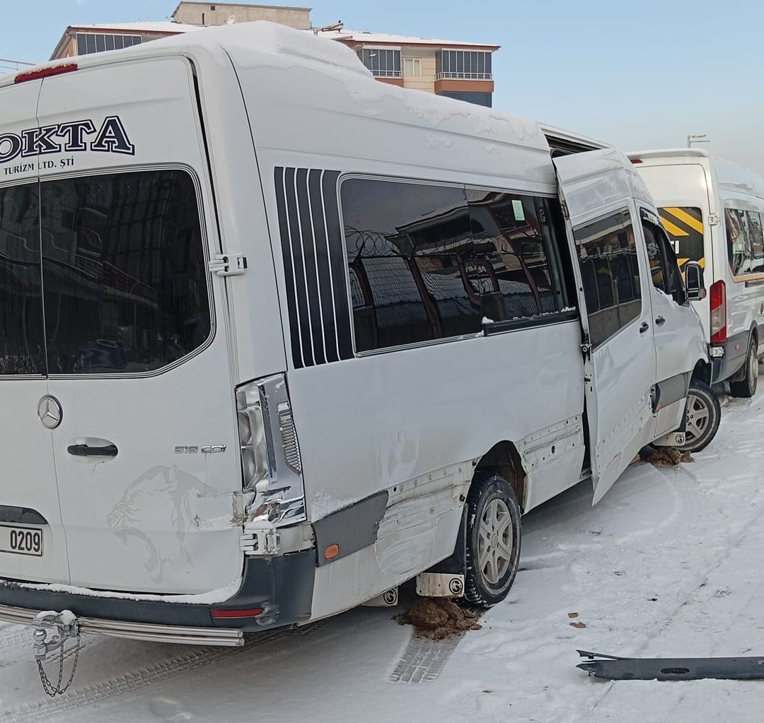 Malatya’da buzlanma servis araçlarını da vurdu
