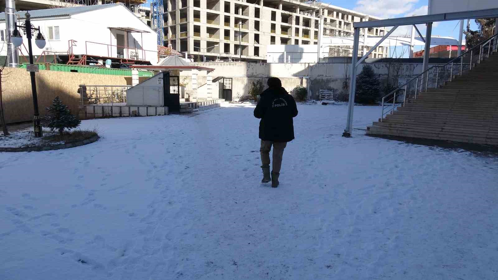 Malatya’da cami tuvaletinde baygın bulunan genç hastaneye kaldırıldı
