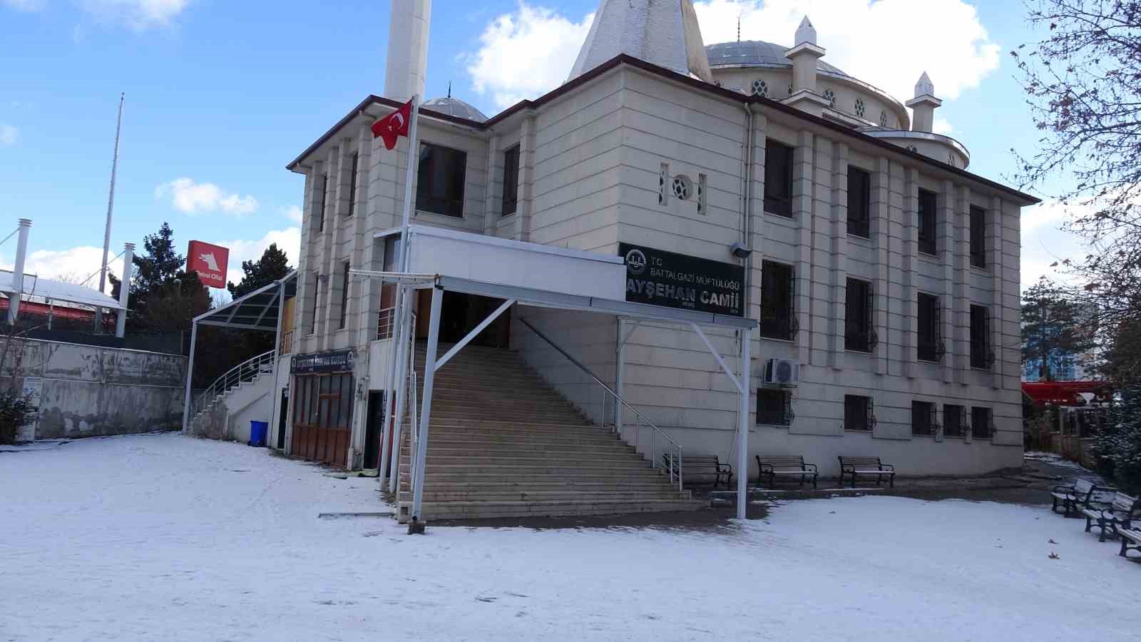 Malatya’da cami tuvaletinde baygın bulunan genç hastaneye kaldırıldı
