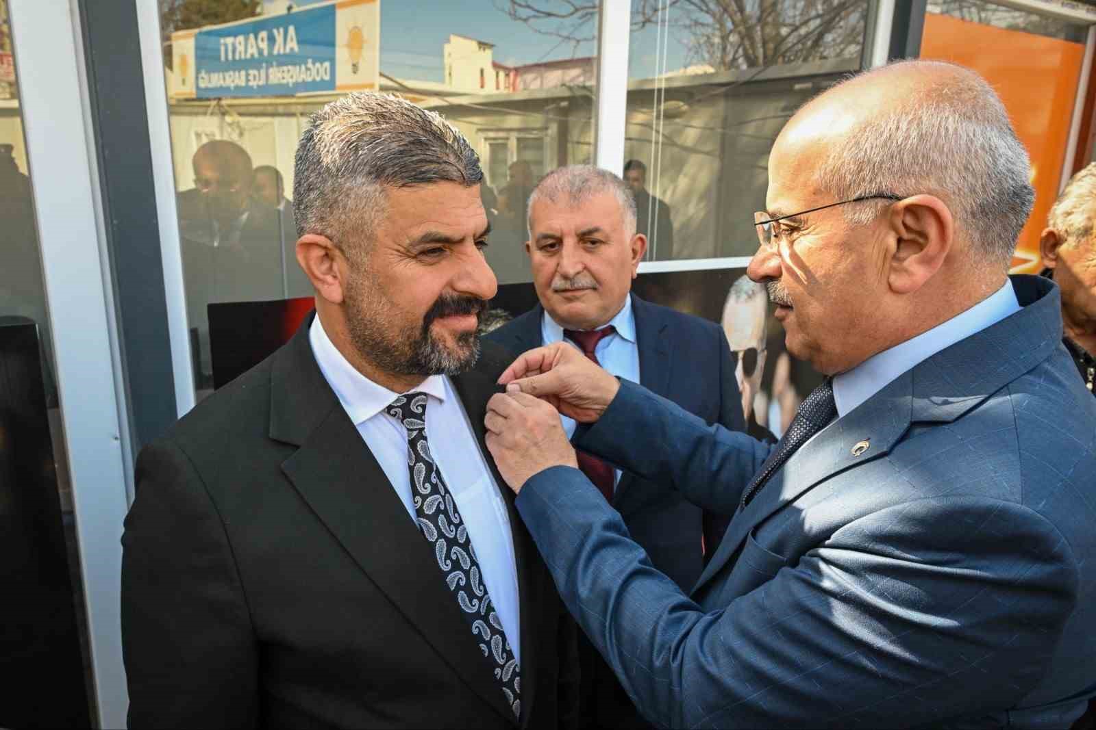 Malatya’da CHP’den istifa eden meclis üyesi AK Parti’ye katıldı
Malatya’da CHP’den istifa eden meclis üyesi AK Parti’ye katıldı