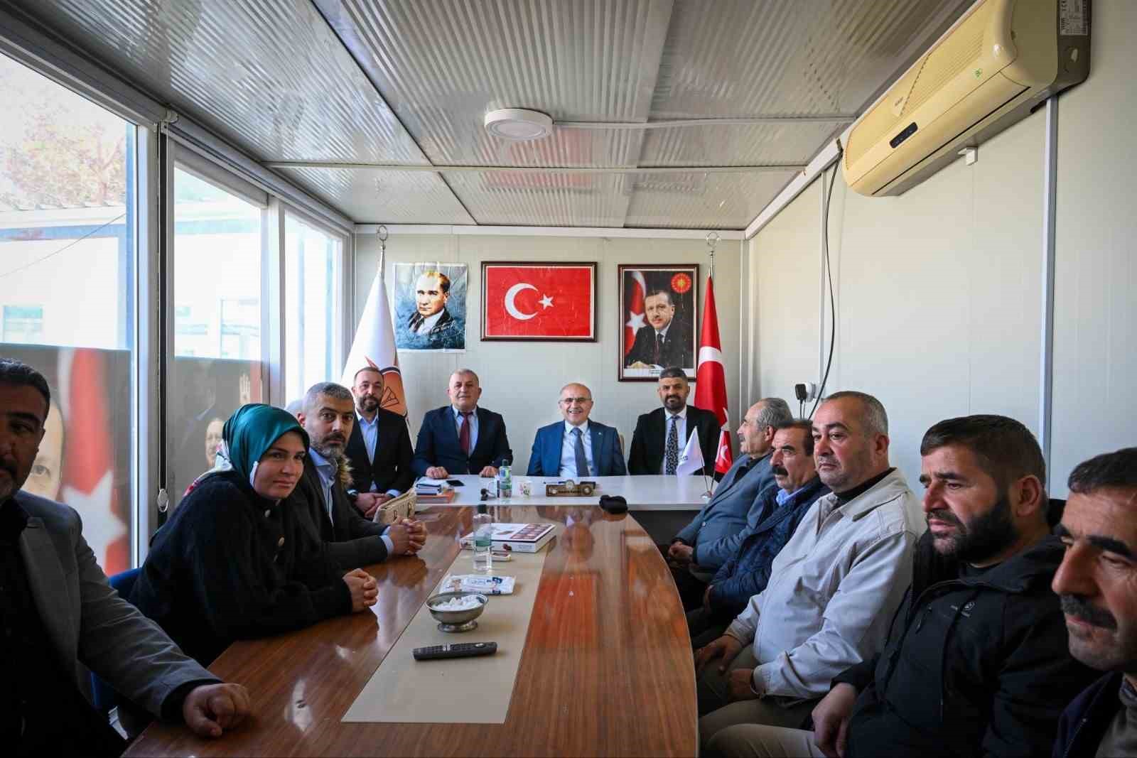 Malatya’da CHP’den istifa eden meclis üyesi AK Parti’ye katıldı
Malatya’da CHP’den istifa eden meclis üyesi AK Parti’ye katıldı