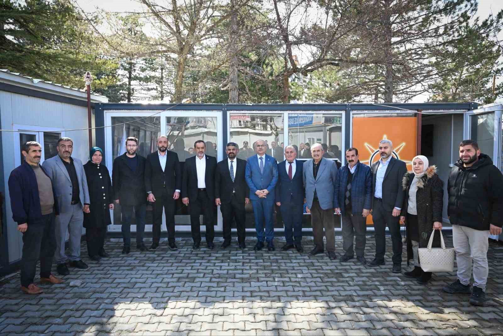 Malatya’da CHP’den istifa eden meclis üyesi AK Parti’ye katıldı
Malatya’da CHP’den istifa eden meclis üyesi AK Parti’ye katıldı