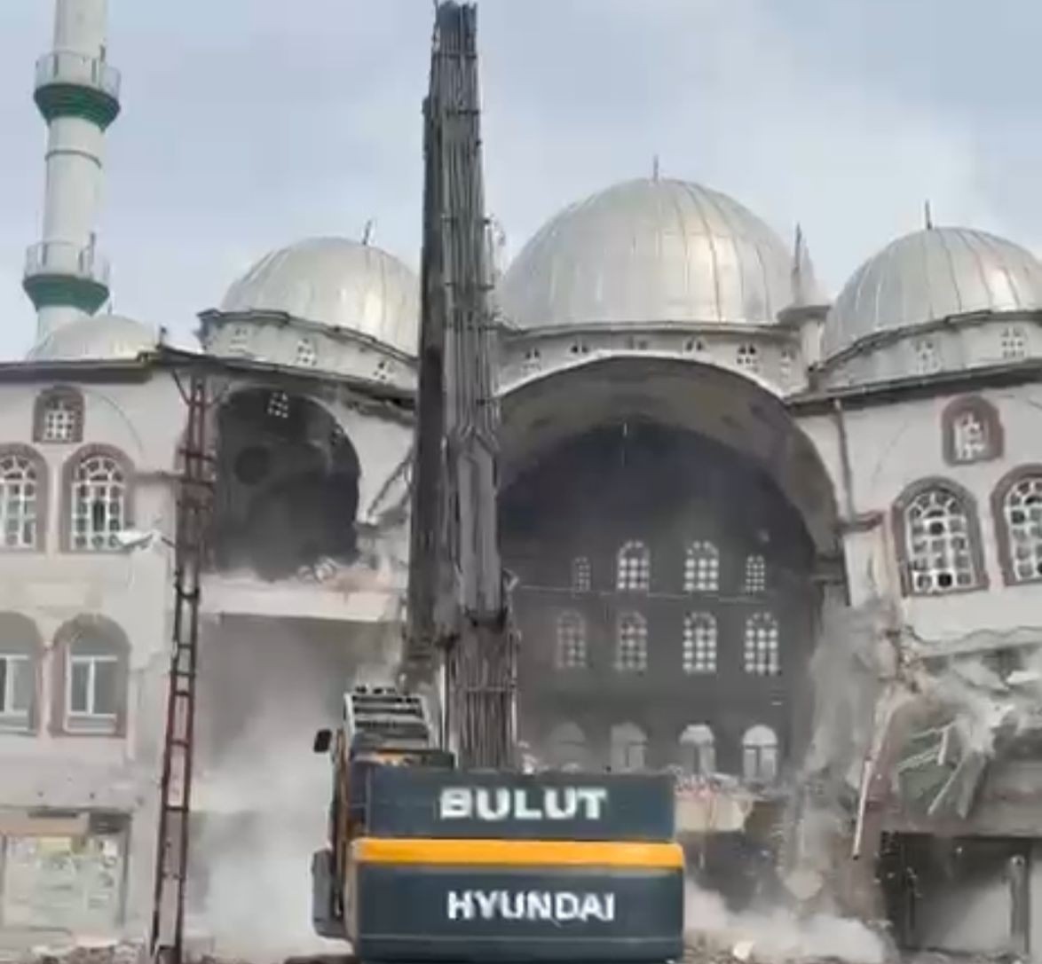 Malatya’da depremde hasar gören cami kontrollü şekilde yıkıldı
