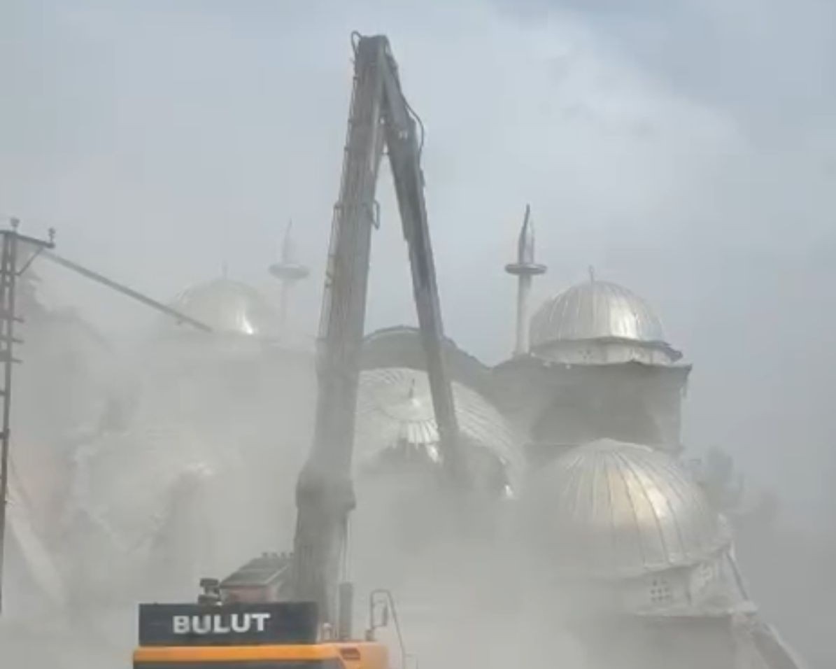 Malatya’da depremde hasar gören cami kontrollü şekilde yıkıldı
