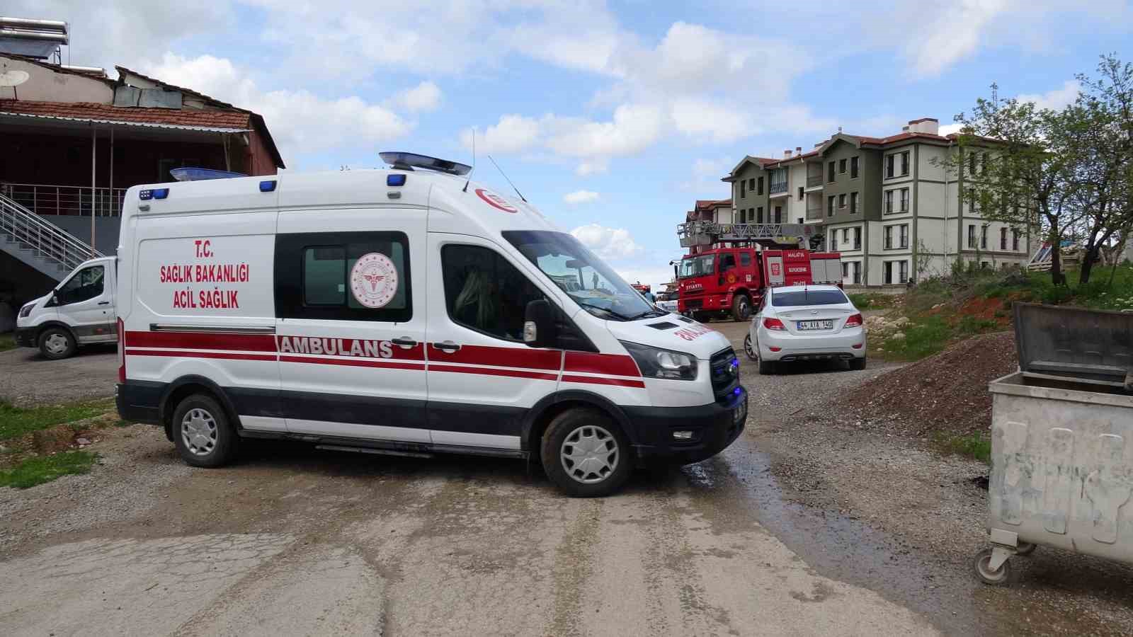 Malatya’da ev yangınında 3 kişi dumandan etkilendi
