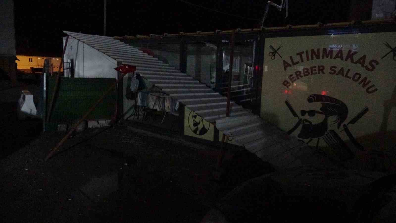 Malatya’da fırtına ağaçları kökünden söktü
