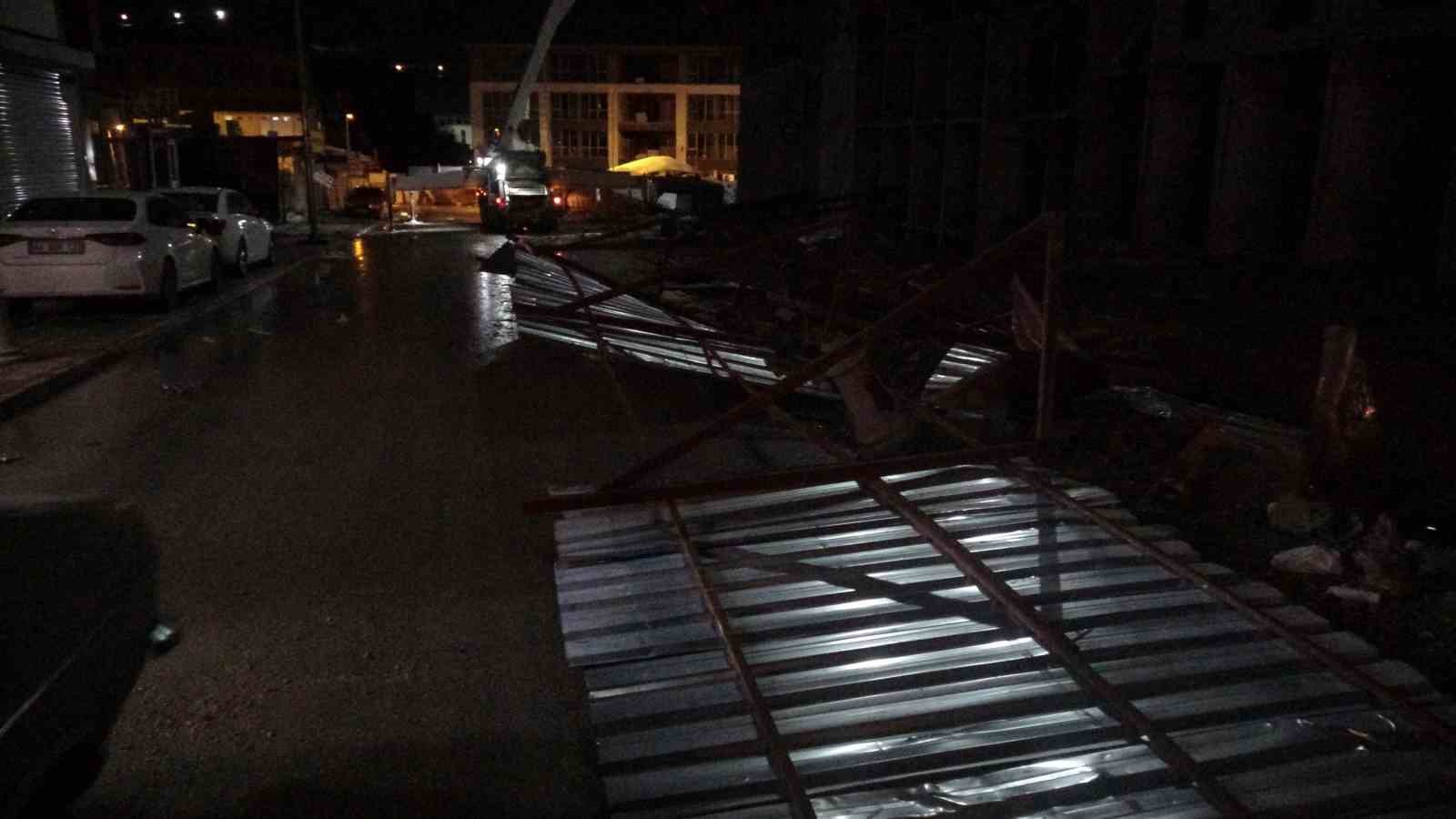 Malatya’da fırtına ağaçları kökünden söktü
