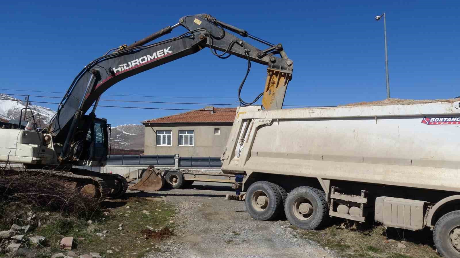 Malatya’da freni boşalan hafriyat kamyonu eve girdi: 1 yaralı
