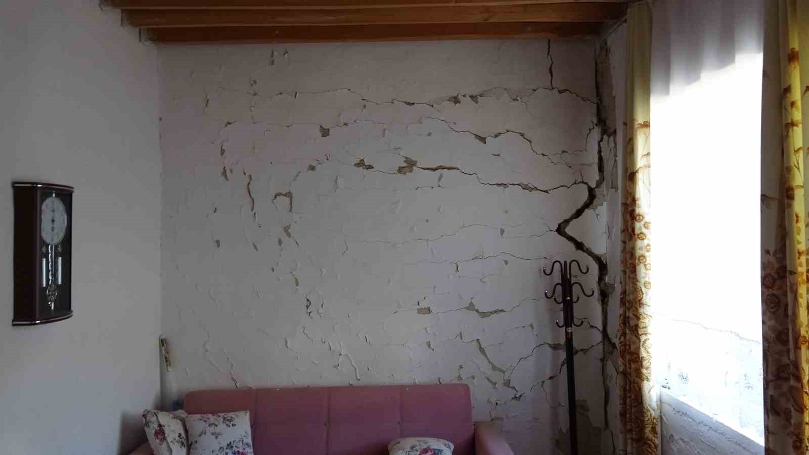 Malatya’da freni boşalan hafriyat kamyonu eve girdi: 1 yaralı
