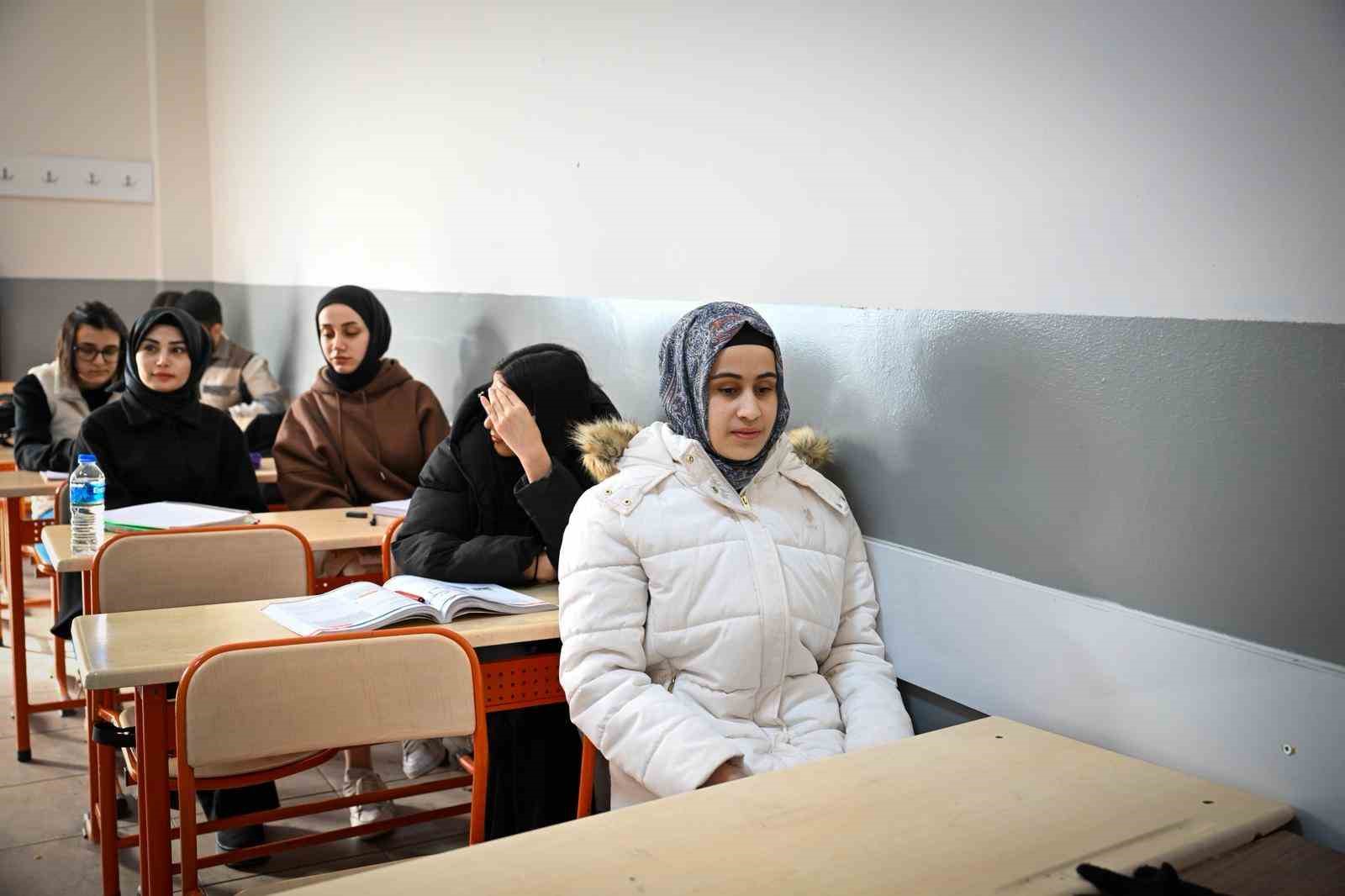 Malatya’da görme engelli iki kardeşin YKS azmi ilham veriyor
