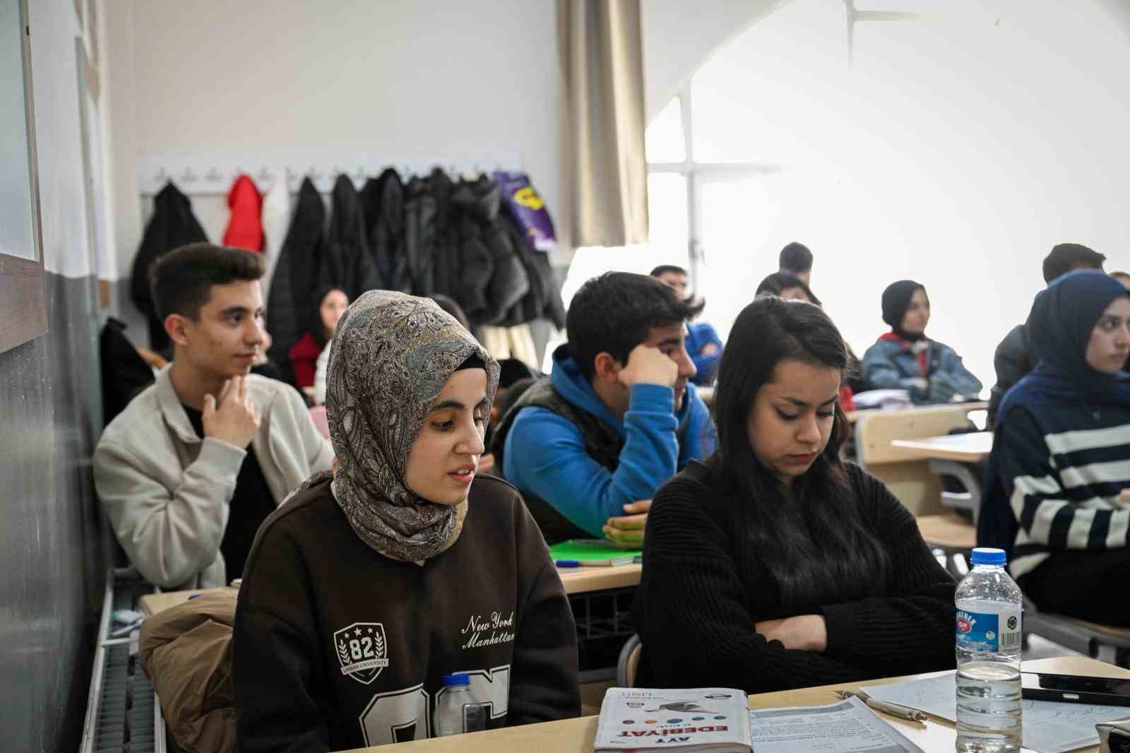 Malatya’da görme engelli iki kardeşin YKS azmi ilham veriyor
