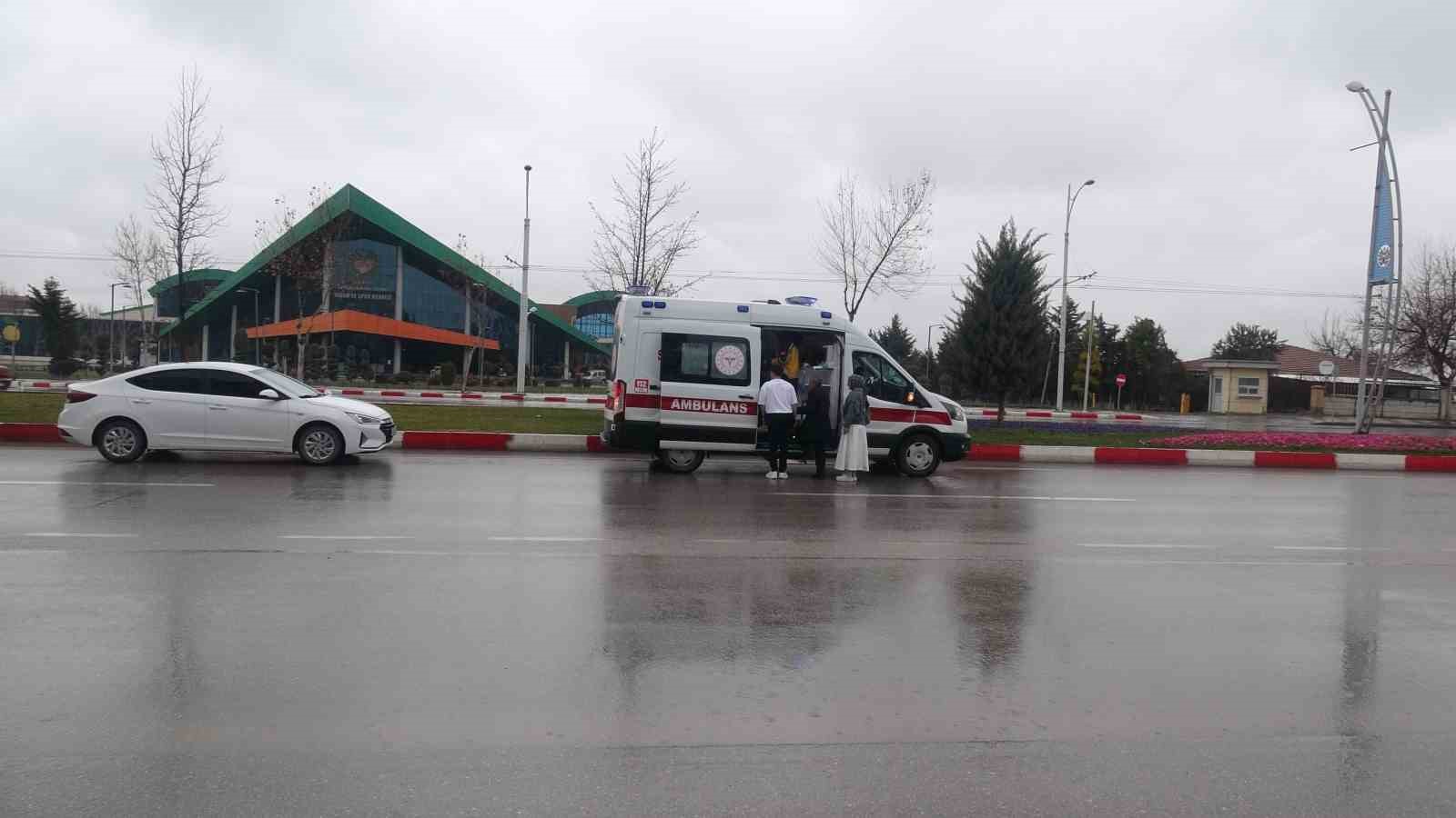 Malatya’da hafif ticari araç ile otomobil çarpıştı: 2 yaralı
