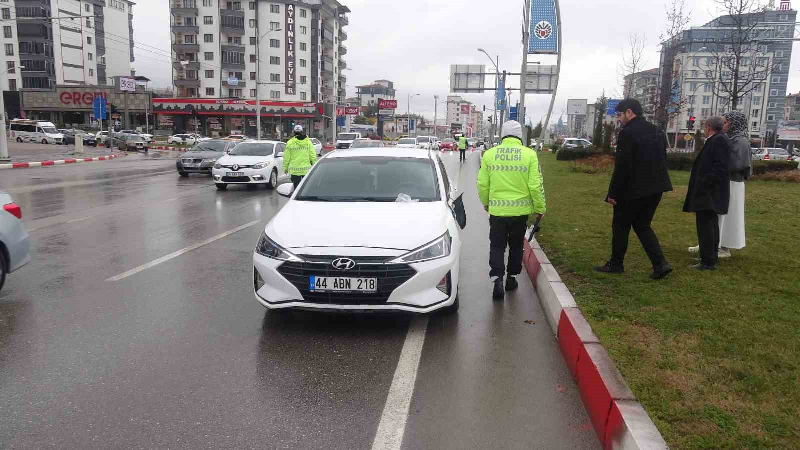 Malatya’da hafif ticari araç ile otomobil çarpıştı: 2 yaralı
