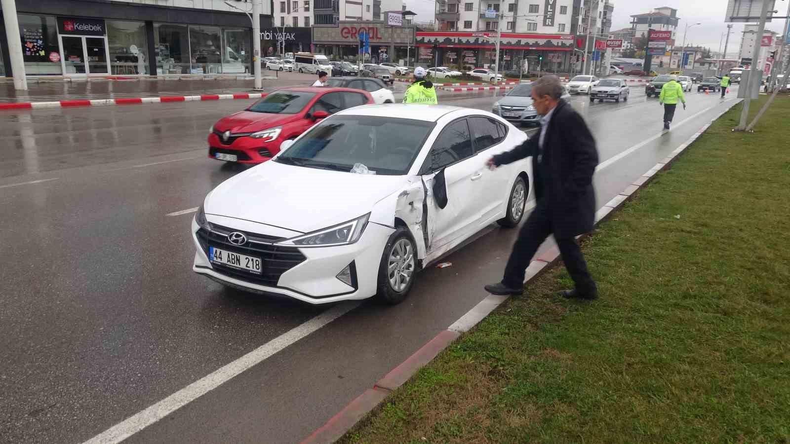 Malatya’da hafif ticari araç ile otomobil çarpıştı: 2 yaralı
